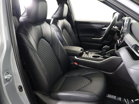 Used 2025 Toyota Highlander XSE image 32