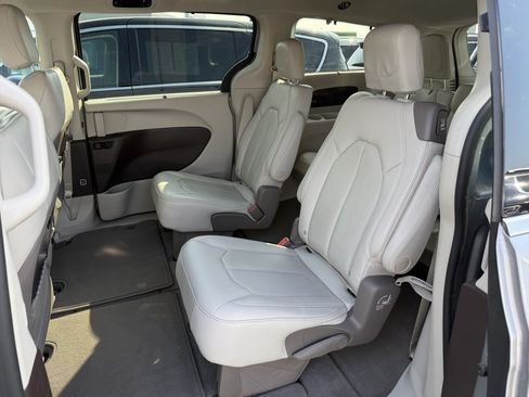 Used 2021 Chrysler Pacifica Touring-L w/ Premium & Safety Sphere Group AWD/4WD image 13