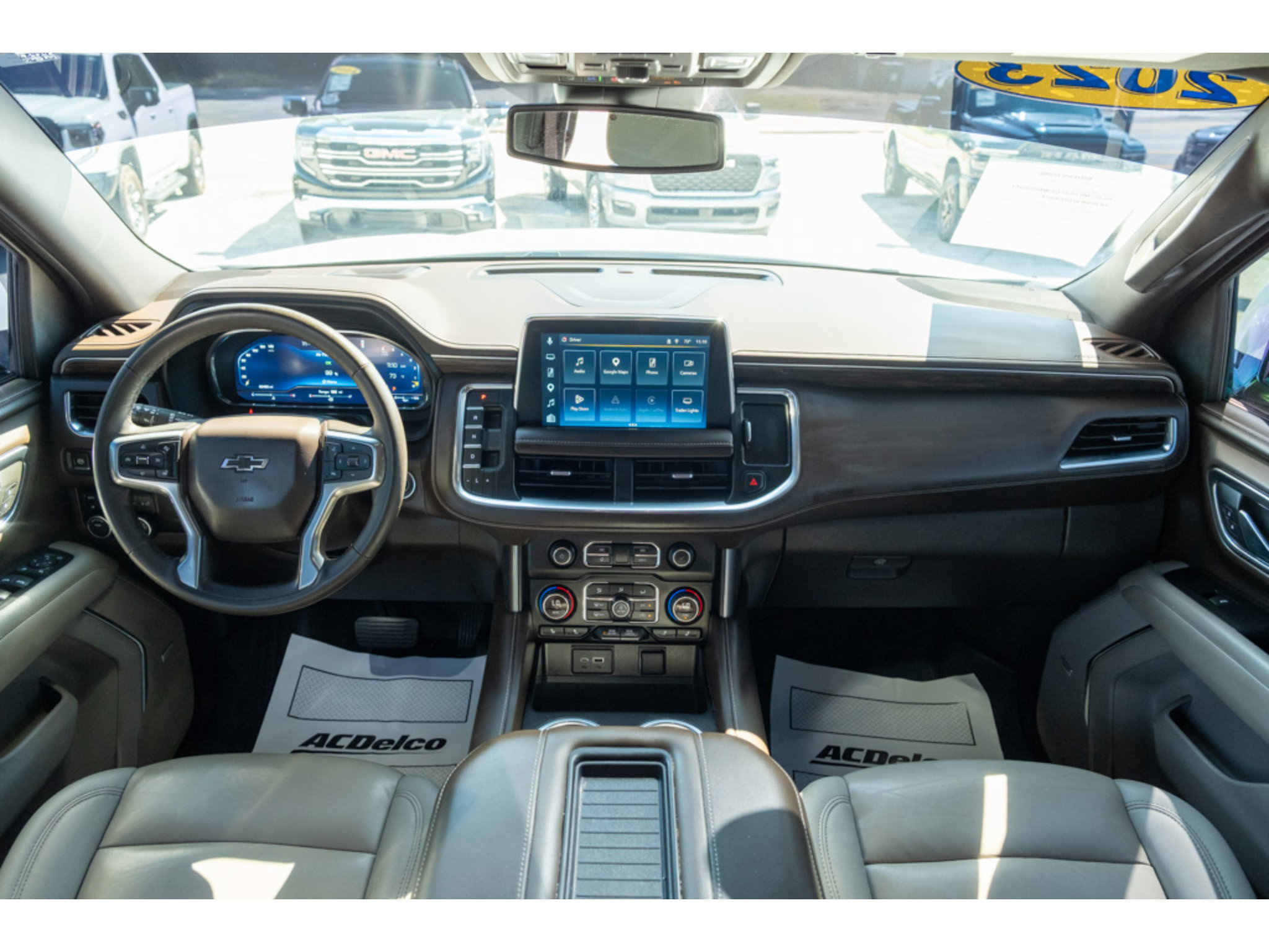 Used 2023 Chevrolet Tahoe Z71 w/ Luxury Package AWD/4WD image 32