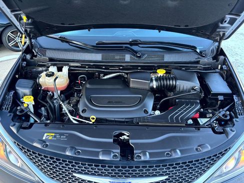 Used 2020 Chrysler Pacifica Touring-L Plus image 14