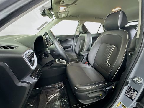 Used 2022 Hyundai Venue Limited image 12