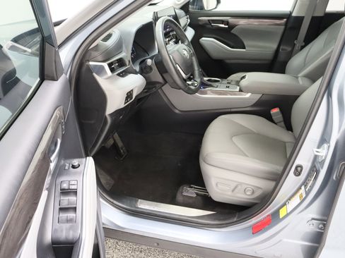 Used 2023 Toyota Highlander Limited FWD image 14