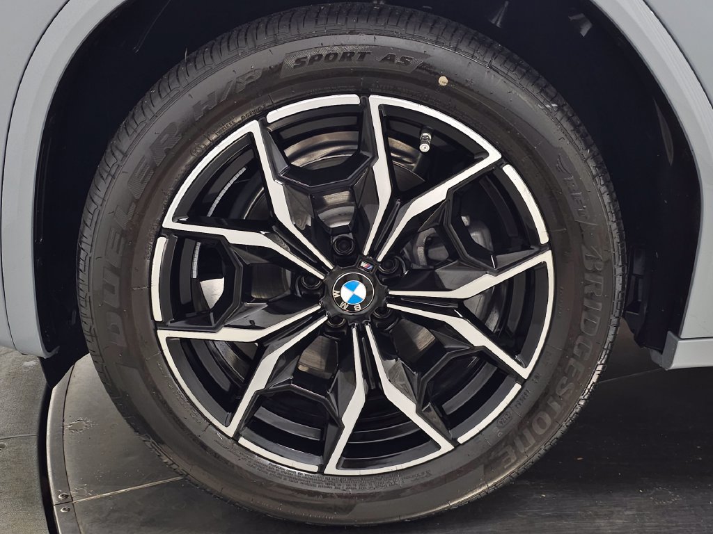 Used 2025 BMW X4 xDrive30i w/ M Sport Package AWD/4WD image 13
