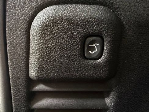 Used 2018 Jeep Grand Cherokee Altitude AWD/4WD image 12