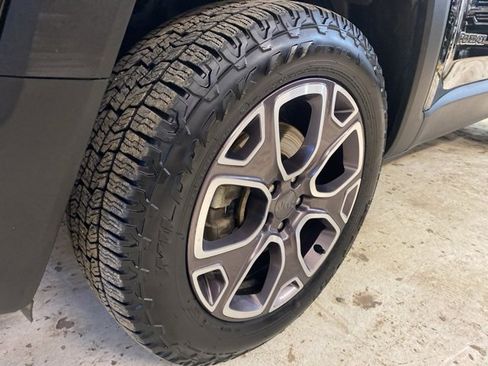 Used 2017 Jeep Renegade Limited image 24