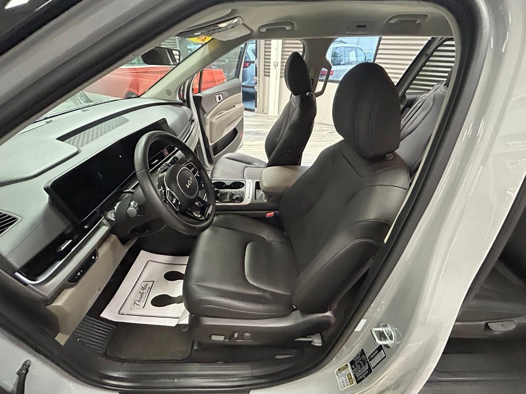Used 2025 Kia Carnival EX FWD image 55