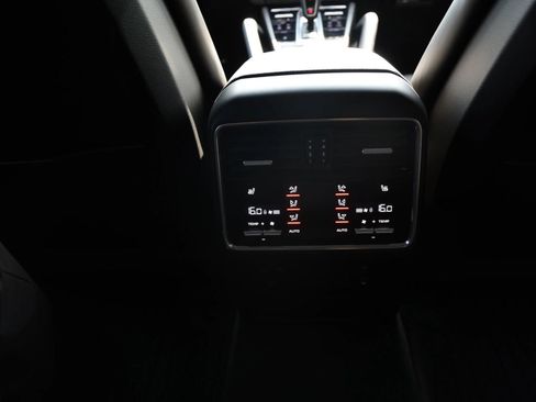 Used 2022 Porsche Cayenne Platinum Edition AWD/4WD image 32
