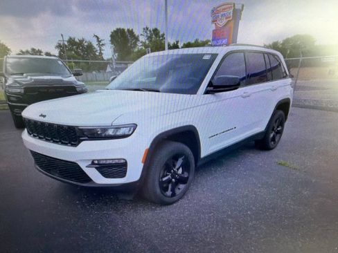 Used 2024 Jeep Grand Cherokee Limited w/ Black Appearance Package AWD/4WD image 7