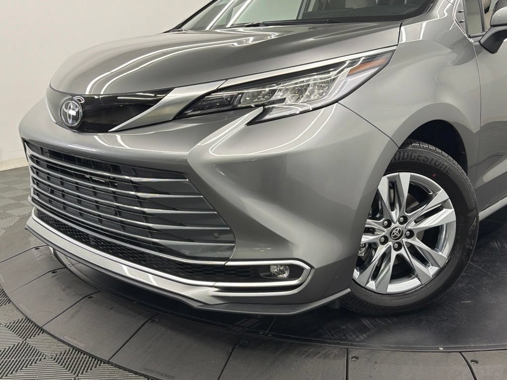 Used 2026 Toyota Sienna Limited FWD image 4