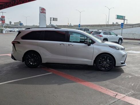 Used 2023 Toyota Sienna XSE image 4