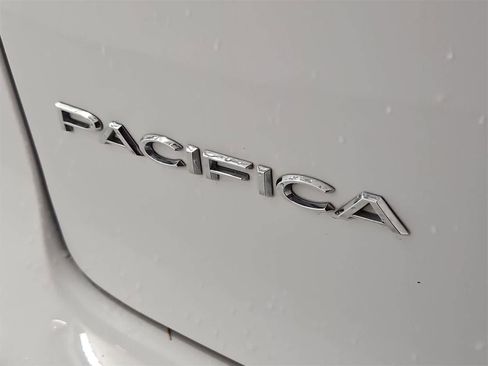 Used 2024 Chrysler Pacifica Touring-L image 12