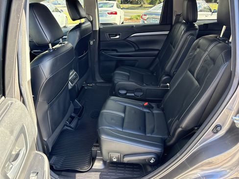 Used 2018 Toyota Highlander SE image 10