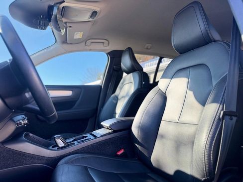 Used 2021 Volvo XC40 T5 Momentum w/ Climate Package image 15
