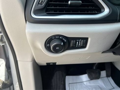 Used 2024 Chrysler Pacifica Touring-L FWD image 18