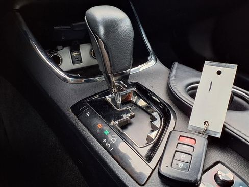 Used 2017 Toyota Avalon XLE image 13