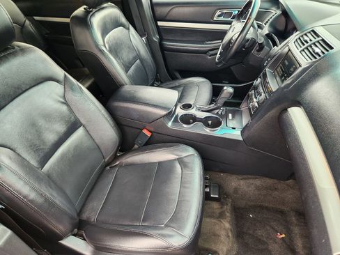 Used 2016 Ford Explorer XLT w/ Equipment Group 202A FWD image 15