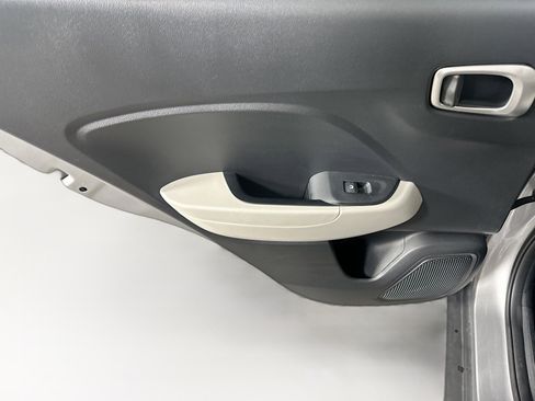 Used 2025 Hyundai Venue SEL image 25