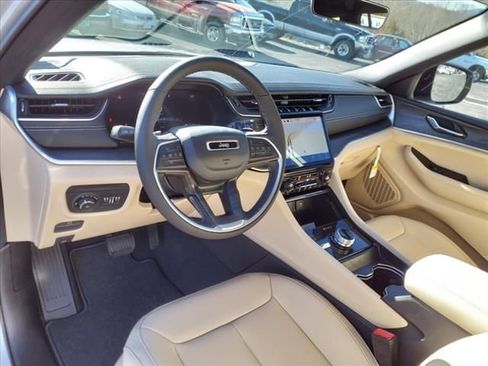 New 2025 Jeep Grand Cherokee L Limited w/ Black Appearance Package image 9