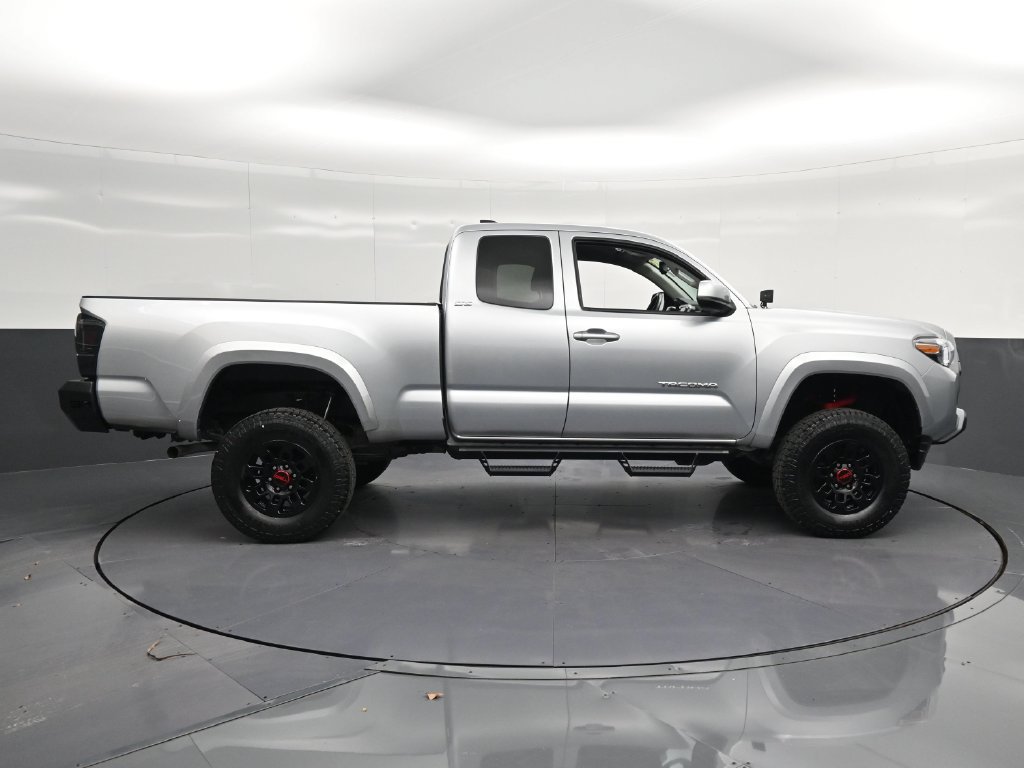 Used 2022 Toyota Tacoma SR5 AWD/4WD image 4