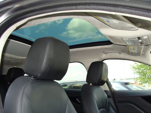 Used 2019 Jaguar F-PACE Premium AWD/4WD image 12