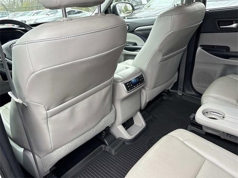 Used 2019 Toyota Highlander Limited image 19