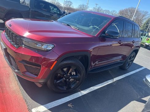 Used 2023 Jeep Grand Cherokee Altitude image 3