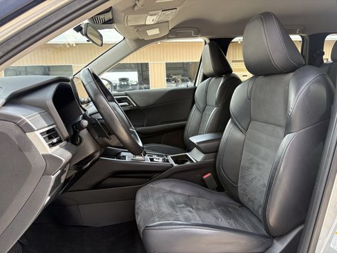 Used 2024 Mitsubishi Outlander AWD image 12