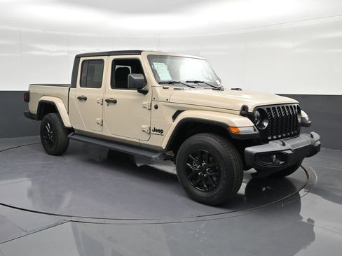Used 2022 Jeep Gladiator Sport AWD/4WD image 5