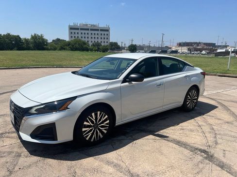 Used 2024 Nissan Altima 2.5 SV FWD image 1