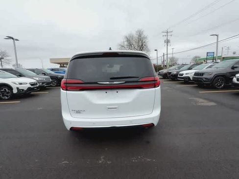 Used 2024 Chrysler Pacifica Touring-L FWD image 7