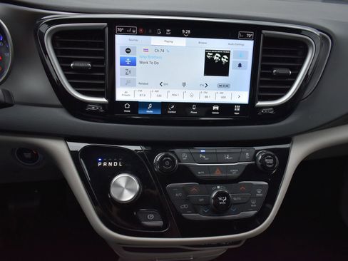 Used 2023 Chrysler Pacifica Touring-L FWD image 26