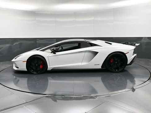 Used 2019 Lamborghini Aventador S image 2