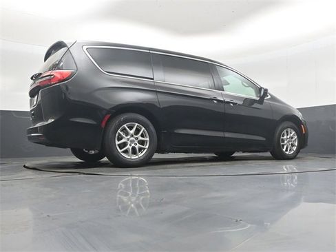 Used 2024 Chrysler Pacifica Touring-L image 38