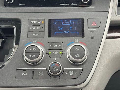 Used 2020 Toyota Sienna AWD image 36