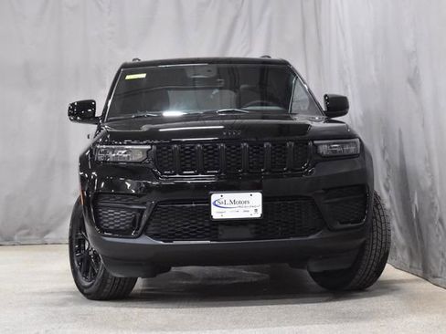 New 2025 Jeep Grand Cherokee Altitude image 4