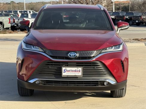 Used 2024 Toyota Venza XLE image 8