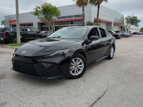 Used 2025 Toyota Camry LE image 1
