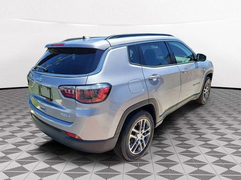Used 2019 Jeep Compass Latitude FWD image 6