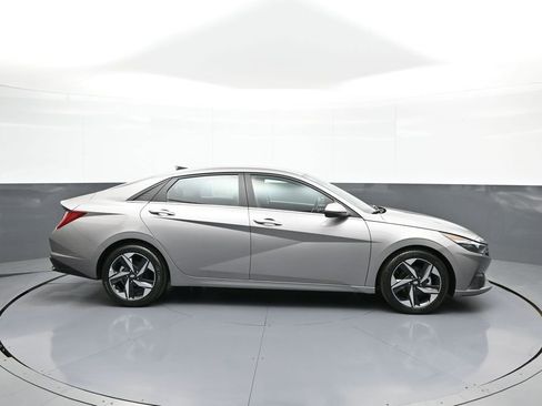 Certified 2023 Hyundai Elantra Limited w/ Preferred Accessory Package FWD image 5