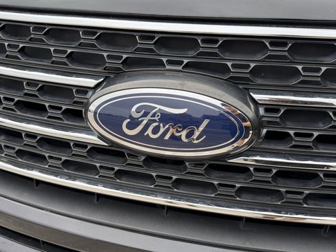 Used 2022 Ford Explorer XLT w/ Equipment Group 202A RWD image 10