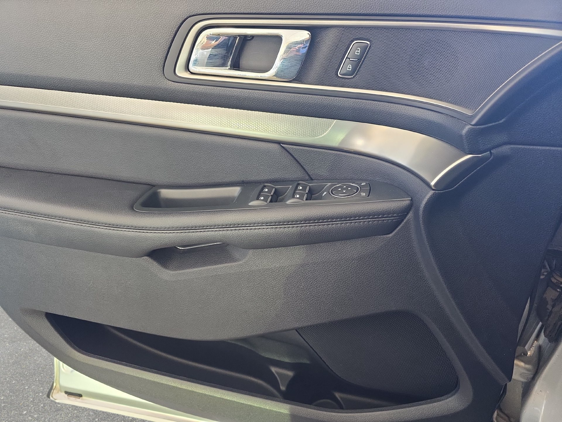 Used 2019 Ford Explorer XLT w/ Equipment Group 202A FWD image 26
