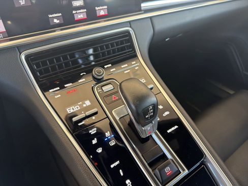 Used 2018 Porsche Panamera 4 image 38