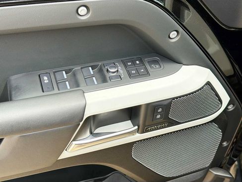 Certified 2022 Land Rover Defender 110 X-Dynamic HSE AWD/4WD image 13