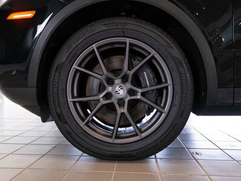 Certified 2025 Porsche Cayenne AWD/4WD image 12