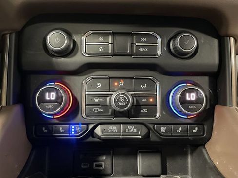 Certified 2021 Chevrolet Suburban High Country AWD/4WD image 19