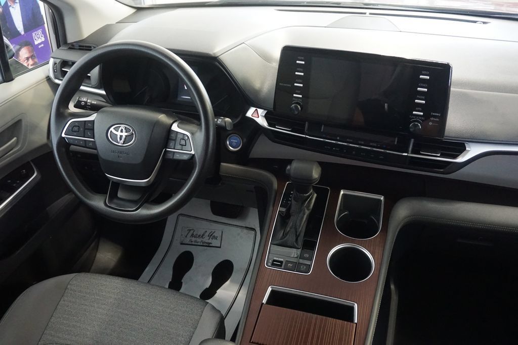 Certified 2021 Toyota Sienna LE FWD image 27