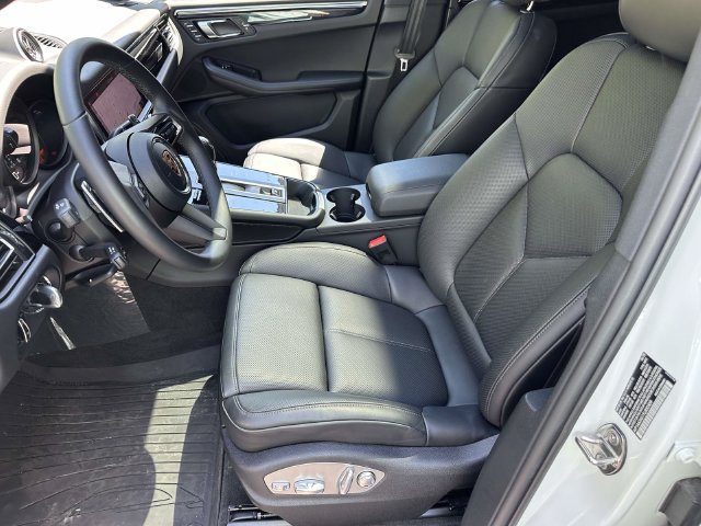 Used 2026 Porsche Macan AWD/4WD image 12