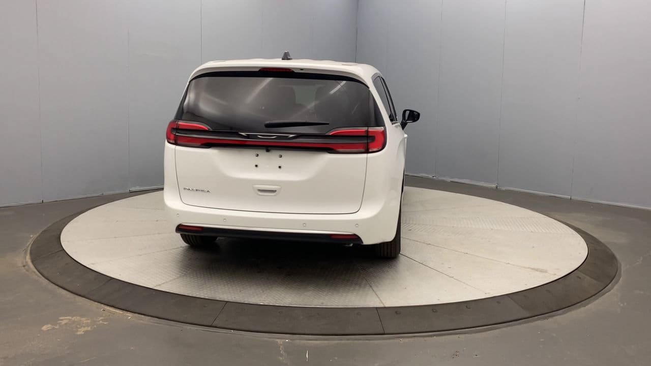New 2027 Chrysler Pacifica Select w/ Family Tech Group FWD image 4