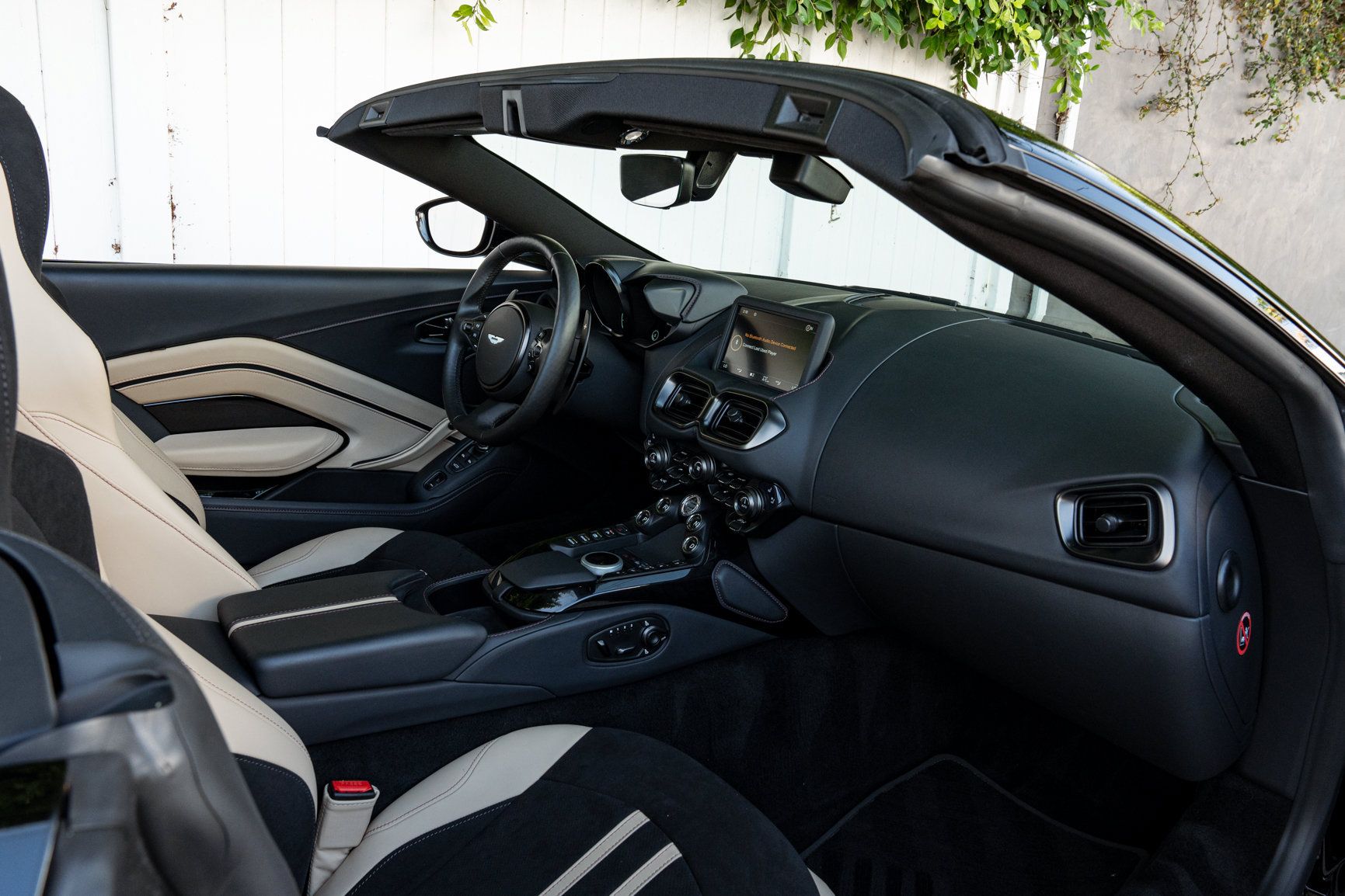 Used 2023 Aston Martin V8 Vantage Roadster RWD image 31