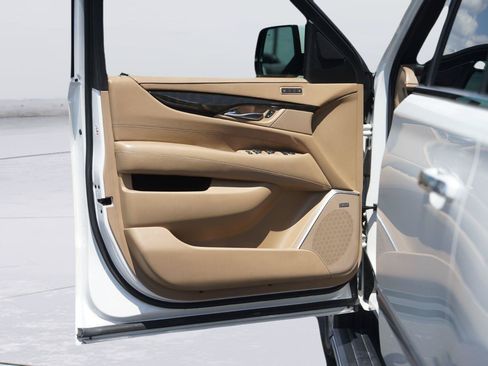 Used 2020 Cadillac Escalade ESV Platinum AWD/4WD image 34